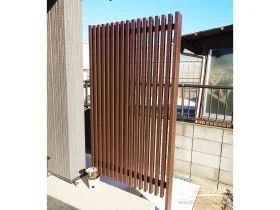 玄関を「魅せながら守る」。木目の縦格子スクリーン[施工後]