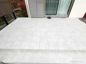 リビングを外まで広げる、上質な「石目調」のタイルデッキ[施工後]