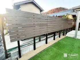 生垣の悩みを「美しさ」へ。高意匠な木目の目隠しフェンス[施工後]