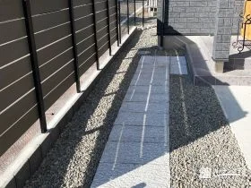 お住まいへの動線を美しく際立たせる平板アプローチ[施工後]