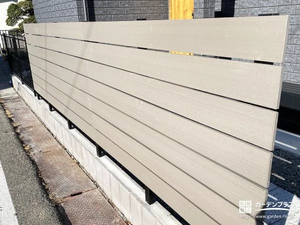 光と風を透過する木目調の目隠しフェンス