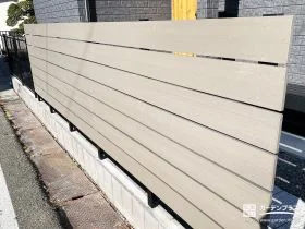 光と風を透過する木目調の目隠しフェンス[施工後]