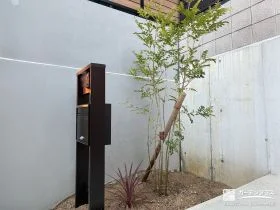 機能門柱の側に植栽を添えて優しい緑をプラスした外構工事