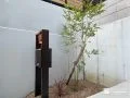 機能門柱の側に植栽を添えて優しい緑をプラスした外構工事