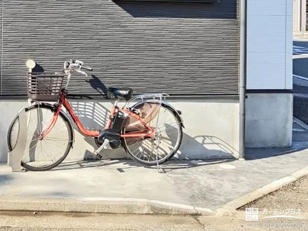 No.28208 砂利敷きの犬走りにコンクリートを打ち駐輪を快適にした工事[施工後]