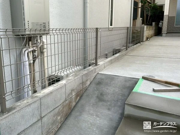 境界を整え歩行しやすく仕上げたメッシュフェンスとスロープ工事