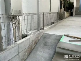 境界を整え歩行しやすく仕上げたメッシュフェンスとスロープ工事