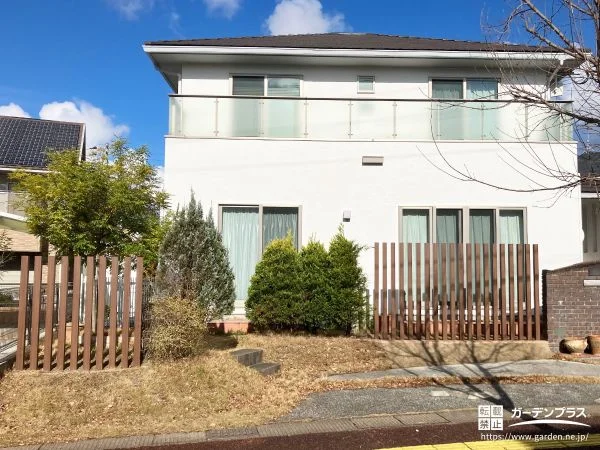 植栽を伐採した後に枕木を施工し庭じまいをしたリフォーム工事