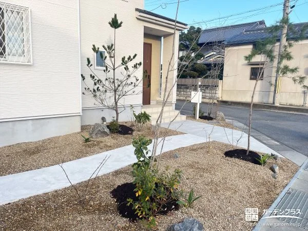 No.28216 前庭に雑草対策を施し植栽を植えて整えたナチュラル外構工事[施工後]