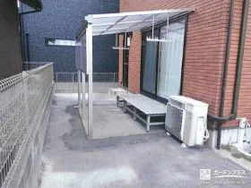 悪天候時の洗濯物干しに配慮したテラス屋根とコンクリート工事