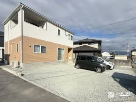 駐車スペースから犬走りにかけて広々と砂利敷きで整えた工事