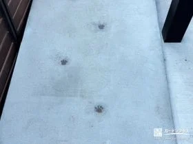 肉球スタンプで可愛らしいアクセントを施したスロープ[施工後]