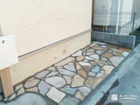 凸凹のあった地面を乱形石を張ることで表情豊かに整えた工事