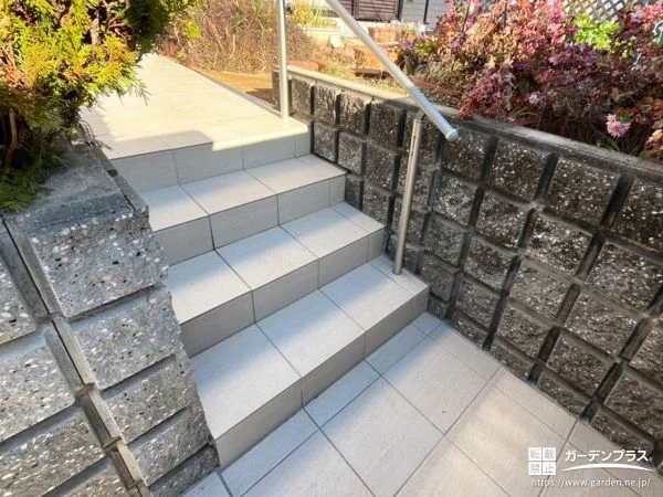 No.28227 昇り降りの安心感を高めた玄関アプローチ階段リフォーム工事[施工後]