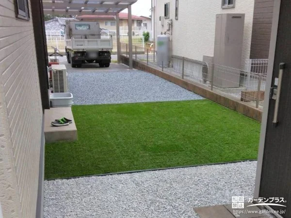 主庭を人工芝と砂利の敷設で使いやすく整えた雑草対策工事
