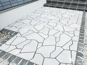 デザインと歩きやすさを。表情豊かなアプローチ[施工後]