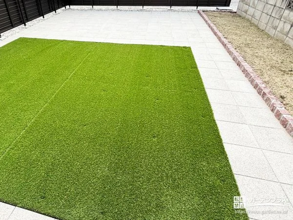 緑と舗装が調和する、使いやすい主庭