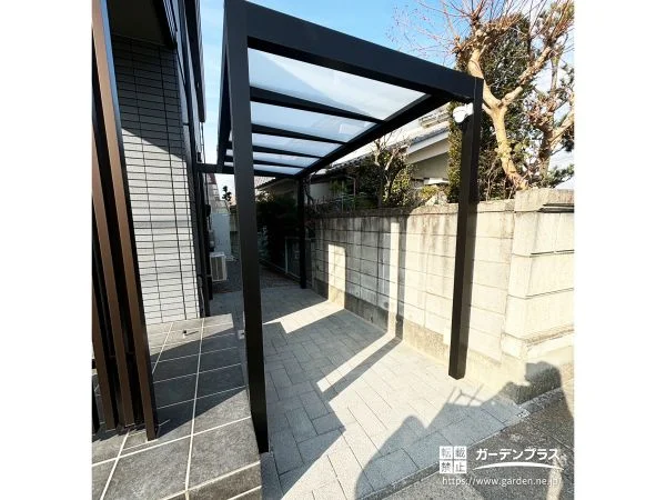 ブラックのエクステリアがスタイリッシュな新築外構