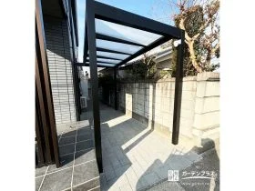 ブラックのエクステリアがスタイリッシュな新築外構