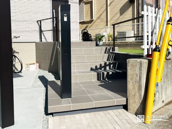 浮き階段がつくる、立体的な玄関まわり