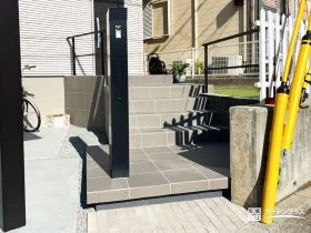 浮き階段がつくる、立体的な玄関まわり[施工後]