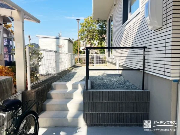 高低差を美しく整える、土留めとモルタル仕上げステップ