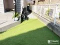 人工芝を敷いたローメンテナンスの前庭