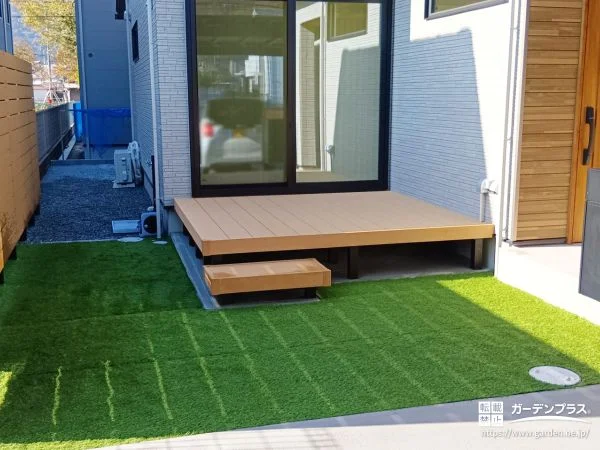 室内との繋がりを広げる人工芝とウッドデッキ
