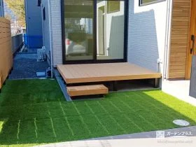 室内との繋がりを広げる人工芝とウッドデッキ[施工後]
