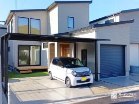 インナーガレージと調和するナチュラルモダンな新築外構