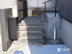 建物の重厚感を引き立てるフローティングステップ[施工後]