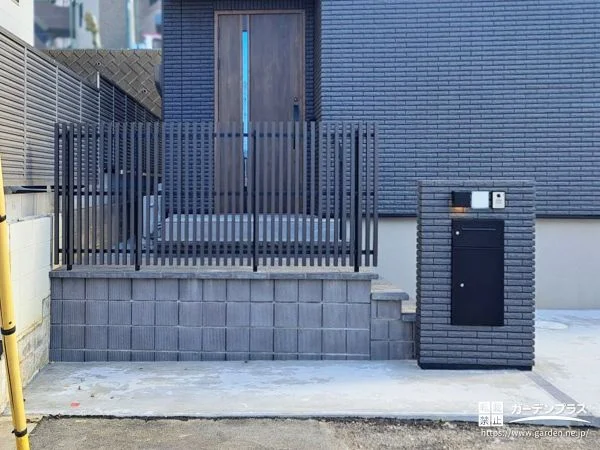 浮き階段やフェンスにこだわった落ち着きのある新築外構