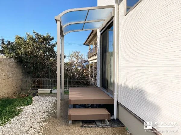 雨や日差しを防ぐ熱線遮断素材の屋根付きウッドデッキ設置工事