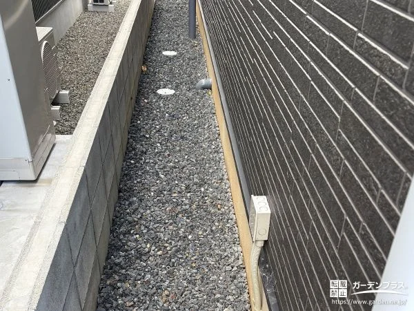 雑草対策として犬走りに防草シートと砂利を丁寧に敷設した工事