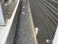 雑草対策として犬走りに防草シートと砂利を丁寧に敷設した工事