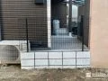 ブロック上にメッシュ状のフェンスを設置した敷地境界整備工事