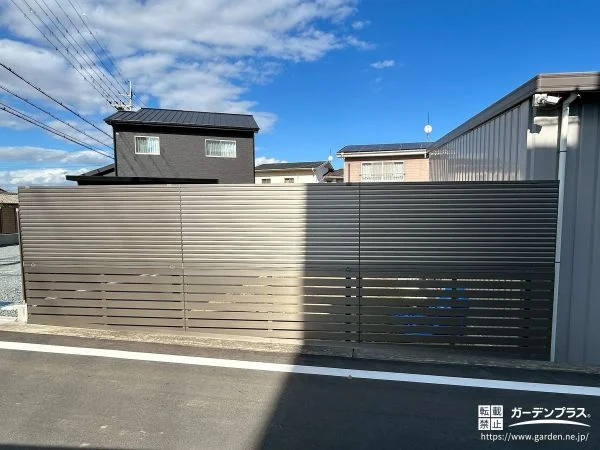 No.28243 上段と下段で異なるデザインのフェンスを設置したお庭工事[施工後]