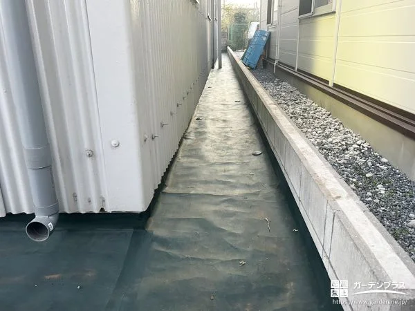 犬走りに防草シートを敷設してすっきり整えた雑草対策工事