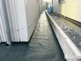 犬走りに防草シートを敷設してすっきり整えた雑草対策工事