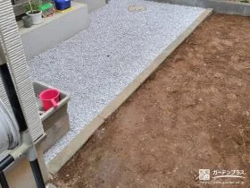 出入りがしやすい足元へ整えた掃き出し窓前の砂利敷設工事