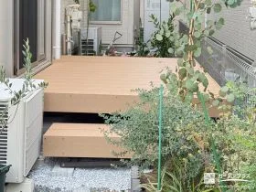 ステップを取り付けお庭との行き来がスムーズなウッドデッキ工事
