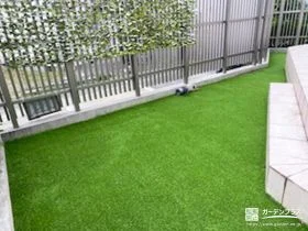 お子様がのびのび走り回って遊べる人工芝を敷設したお庭工事