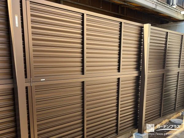 落ち着いたブラウンカラーのフェンスで気になる視線を防いだ工事