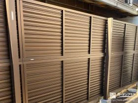 落ち着いたブラウンカラーのフェンスで気になる視線を防いだ工事