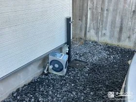 防草対策を兼ねたスタイリッシュな黒砂利の敷設と立水栓設置工事