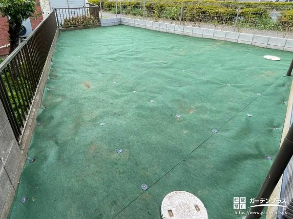 広々したお庭に防草シートを敷設し今後のお手入れを楽にした工事