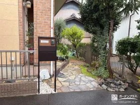 照明付きのスリムな機能門柱で整えた玄関周りリフォーム工事