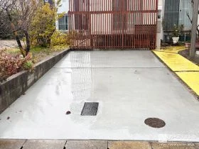 土間コンクリートを打設して平らな駐車スペースを拡張した工事