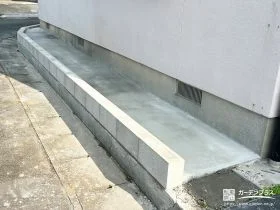 ヒビ等が生じていたブロックを補修し犬走りの雑草も防いだ工事