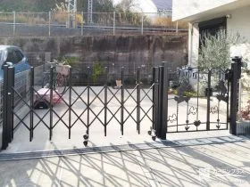 キャラクターデザインの門扉が可愛らしく出迎える玄関周り工事